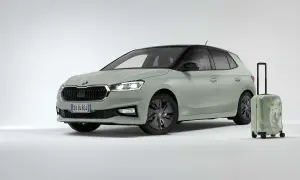 La Skoda Fabia 2026, color verde pastello con tetto nero, è pronta per un viaggio. Accanto, una valigia verde con la scritta "Find your way".