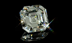 Ein geschliffener Diamant mit vielen Facetten, der das Licht in allen Farben bricht. Man fragt sich, wie viele Facetten hat ein Brillant, um solch ein Funkeln zu erzeugen.