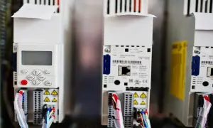 Panel sterowania falownikiem, kluczowy element w procesie jak dobrać falownik do silnika. Widać złącza i okablowanie.
