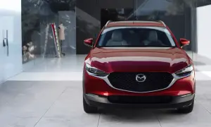 Elegancka, czerwona Mazda CX-30 prezentuje się stylowo. Sprawdź jej atrakcyjną mazda cx 30 cenę i poczuj wolność na drodze.