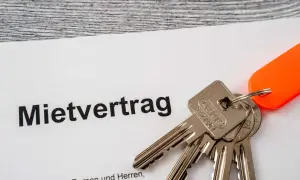 Schlüssel und Mietvertrag liegen bereit. Die Frage, wie lange darf ein Mieter Besuch haben, ist oft im Vertrag geregelt.