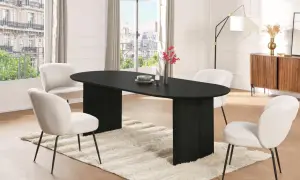 Un elegante tavolo nero ovale con sedie bianche in bouclé: un perfetto esempio di come abbinare sedie al tavolo per un look moderno.