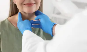 Lekarz bada szyję pacjentki. Czy badania TSH robi się na czczo?