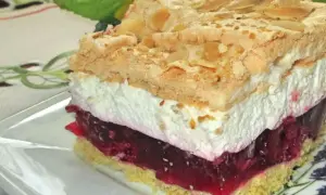 Puszysta malinowa chmurka z bezą i migdałami, warstwowa pokusa na talerzu.