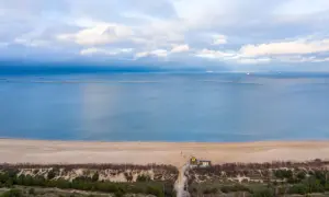 Plaża Stogi z widokiem na morze i statki. Atrakcje turystyczne w okolicy.