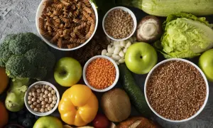 Assortiment de légumes, fruits et céréales, riches en fibres solubles, pour une alimentation saine.