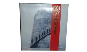 Okładka albumu Rammstein Zeit: członkowie zespołu wchodzą po schodach na tle betonowej konstrukcji.
