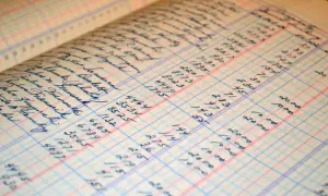 Alte Buchhaltungsseiten mit handschriftlichen Einträgen und Zahlen. Hier wird gezeigt, wie man Buchhaltung selber machen kann.