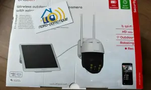 Boîte de caméra Chacon, modèle IPCAM-DM02, avec panneau solaire. Le mode d'emploi est inclus.