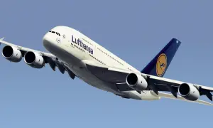Ein A380 Airbus der Lufthansa hebt ab.