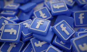 Stos niebieskich kafelków z logo Facebooka. Chcesz wiedzieć, jak usunąć życzenia z FB?
