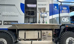 Camion assistance Dakar prêt pour l'aventure. Deux pelles sont accrochées, prêtes à dégager le véhicule en cas de besoin.