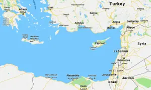 Mapa Morza Śródziemnego z zaznaczonym Cyprem. Widać Grecję, Turcję, Syrię, Liban, Izrael i Egipt. Cypr leży na południe od Turcji.
