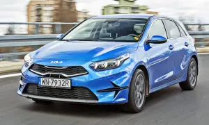 Niebieskie Kia Ceed w ruchu. Wiele pozytywnych kia ceed opinie potwierdza jego dynamiczny wygląd i komfort jazdy.