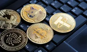 Złote monety kryptowalut: Bitcoin, Dogecoin, Litecoin, IOTA, Tether. Czy to przyszły majątek Phila Konicznego?