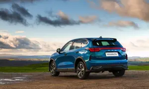 Niebieski Haval Jolion Pro na tle malowniczego krajobrazu.
