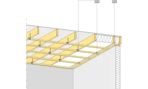 Detaljerad vy av ett undertak med träreglar. Isolering syns mellan bjälkar. Regla innertak cc 600 mm.