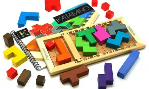 Piezas de colores de Katamino, un juego de lógica para desarrollar funciones ejecutivas y actividades de resolución de problemas.