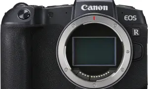 Macchina foto Canon EOS R, con obiettivo innestato.