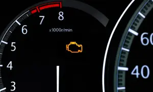 Pomarańczowy, migający check engine na desce rozdzielczej. Silnik wymaga uwagi.
