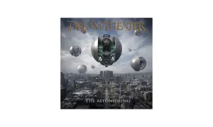 Okładka albumu Dream Theater The Astonishing. Futurystyczne miasto pod niebem z chmurami, nad którym unoszą się metalowe kule.