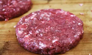 Jak usmażyć soczyste burgery? Uniknij błędów, poznaj sekrety!