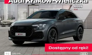 Szary Audi RS Q8 przed salonem Audi Kraków-Wieliczka. Sprawdź aktualną audi rsq8 cena i dostępność od ręki!