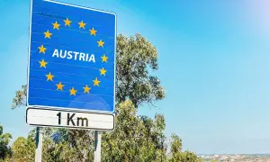 Granica Austrii, winieta austria 2025. Znak z gwiazdami UE i napisem "AUSTRIA", poniżej tabliczka "1 Km".