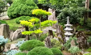 Kamienna pagoda i bujna zieleń tworzą magiczny ogród japoński w Kudowie-Zdroju. To jedna z głównych atrakcji regionu.
