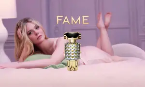 Elle Fanning w łóżku z flakonem perfum FAME Paco Rabanne.