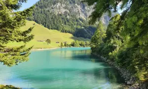 Türkises Wasser und grüne Hänge im Liechtenstein. Die Natur lädt zum Verweilen ein.