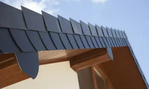 Dachówka z struktonitu tworzy elegancką, łuskowatą fakturę na dachu.