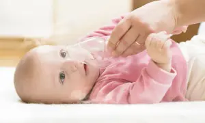 Dziecko z wrodzoną niedoczynnością tarczycy otrzymuje inhalację.