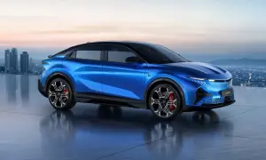 Alpine A390 blu elettrico, un'auto sportiva futuristica con un design aerodinamico, si staglia contro uno skyline cittadino al tramonto.