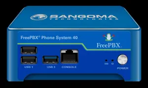 Niebieskie urządzenie FreePBX Phone System 40 z logo Sangoma. Posiada porty USB, konsolę i przycisk zasilania, gotowe do obsługi sip trunk.