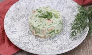 Délicieux tartare de saumon avocat, garni d'aneth frais et servi sur une assiette ornée.