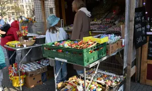Bunter Ostermarkt in Tschechien mit vielen bemalten Eiern und Osterdekorationen.