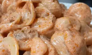 Un primo piatto cremoso e invitante: pasta alla Montecarlo, con un sugo ricco e saporito che avvolge ogni pezzo.