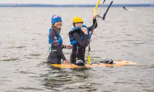 Jak zacząć kitesurfing? Kursy, sprzęt, spoty bezpieczny start.