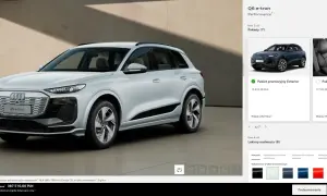 Białe Audi Q6 e-tron stoi na tle nowoczesnej architektury.