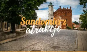 Sandomierz rynek trasa: Ratusz i kamienice na brukowanym placu, idealne na spacer po atrakcjach miasta.