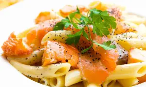 Penne z łososiem i makiem, danie godne Parmalat. Świeża natka pietruszki dodaje koloru.