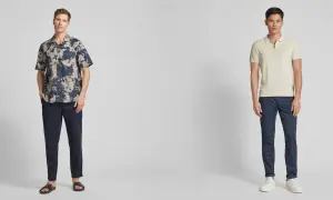 Zwei Männer präsentieren lässige Outfits. Der linke trägt ein gemustertes Hemd zu dunkelblauen Chinos. Der rechte kombiniert ein helles Poloshirt mit denselben blauen Chinos.