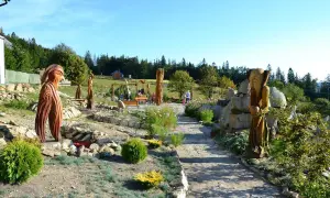 Kamienne ścieżki i łagodne zbocza w Masywie Śnieżnika mogą być dostępne dla wózków terenowych, oferując piękne widoki i rzeźby z drewna.