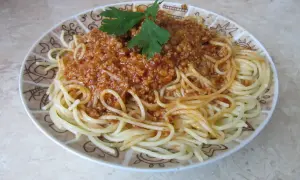 Spaghetti z sosem bolognese, idealne, gdy wiesz, jak smażyć mięso mielone do spaghetti.