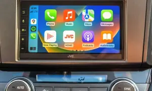 Ekran samochodu z ikonami aplikacji: Telefon, Muzyka, Mapy, Wiadomości. To jest właśnie carplay co to za technologia.