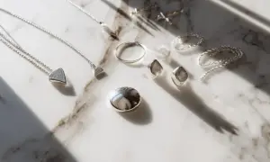 Elegancka biżuteria ze srebra próby 925. Sprawdź aktualną próbę srebra 925 cenę za gram.