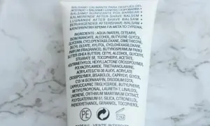 Skład balsamu po goleniu: woda, alkohol, gliceryna, masło shea, a także geraniol dla świeżego zapachu.