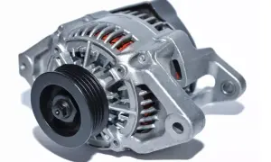 Alternador de coche plateado con polea negra, listo para dar energía a tu vehículo.