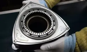 Rotor silnika Wankla, serce legendarnej Mazdy RX-3, w rękach mechanika.